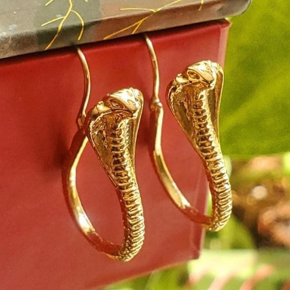 NWOT *RARE* Gold Cobra Snake Earrings - Picture 4 of 6